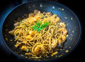 Una foto de Spaghetti - mar y monte (setas y gambas)