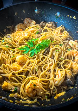 Una foto de Spaghetti - mar y monte (setas y gambas)