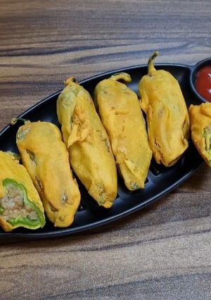 A picture of Stuffed Mirchi Bhajiya (Stuffed Chili Fritters).