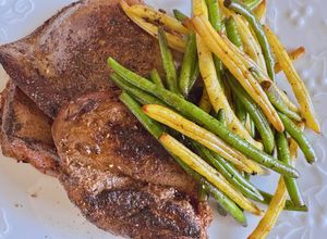 Une photo de Foie de Porc Poêlée au Beurre Salé & Haricots Verts, Haricots Beurre