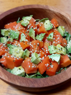 Una foto de Ensalada de papaya con aguacate