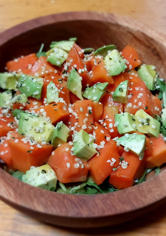 Una foto de Ensalada de papaya con aguacate