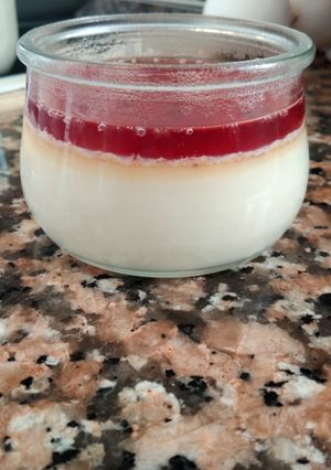 Una foto de Panna cotta de chocolate blanco y mermelada de mora