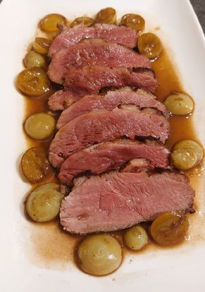 Une photo de Magret de canard aux raisins