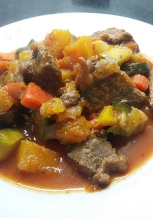 Una foto de Estofado de verduras y carne
