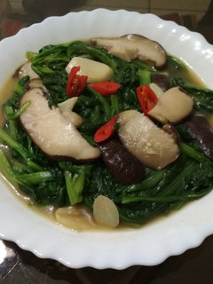 鹽麴香菇炒茼蒿(家常菜) 的食譜成品照片