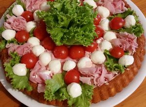 Foto di Crostata salata con prosciutto cotto e mozzarelline