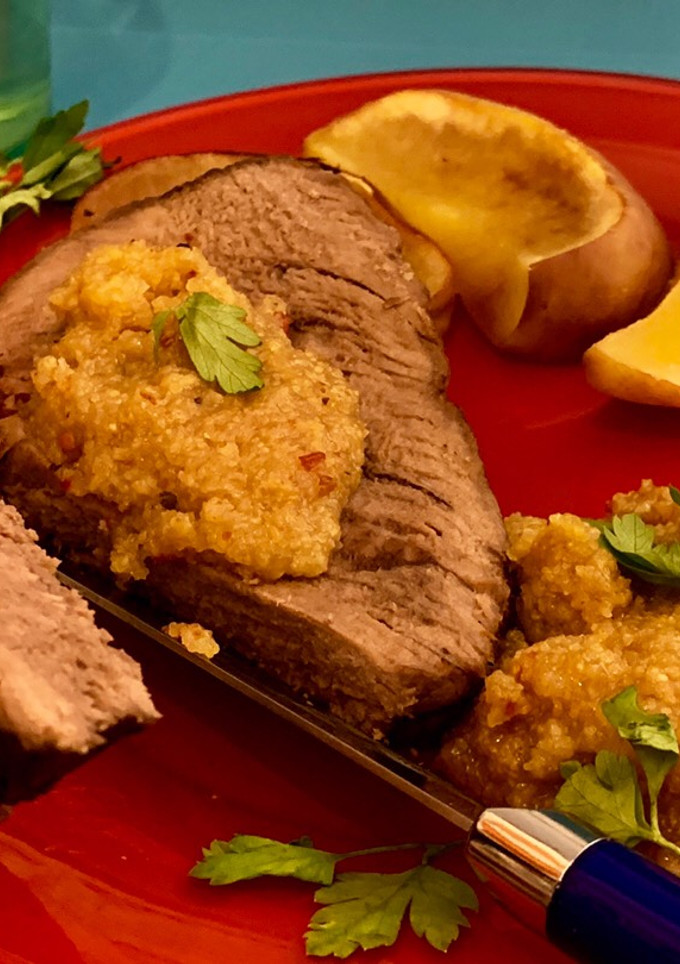 Una foto de Mi bife de chorizo horneado en sidra, acompañado por su gravy y rodajas de manzana acaramelada