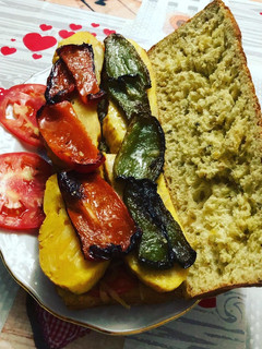 Una foto de Bocadillo de tortilla de patatas con pimiento y cebolla
