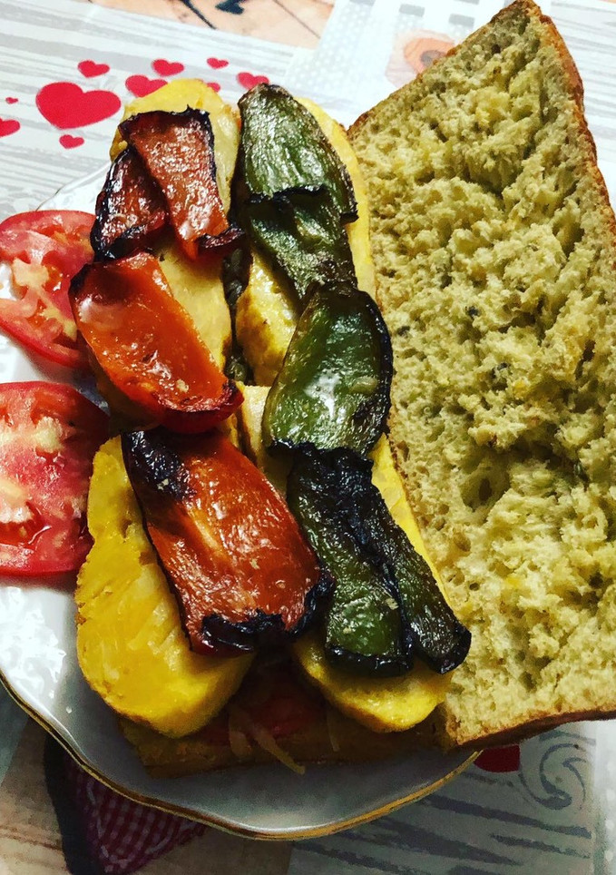 Una foto de Bocadillo de tortilla de patatas con pimiento y cebolla