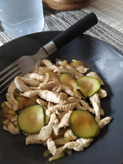Una foto de 🥒 Pavo con calabacín
