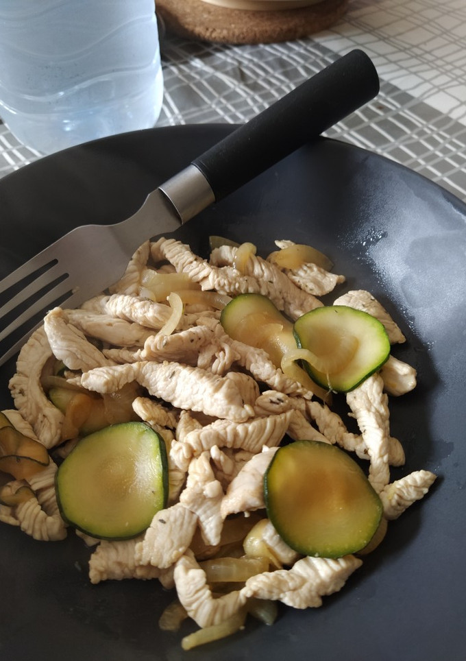 Una foto de 🥒 Pavo con calabacín