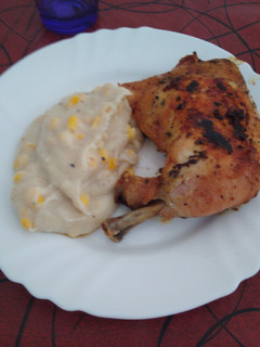 Una foto de Pollo al horno y salsa blanca con choclo,