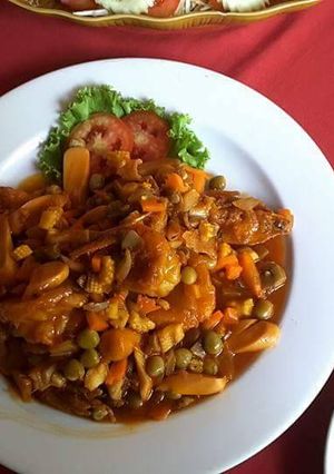Une photo de Crevettes tigrées entières à la sauce de curry rouge