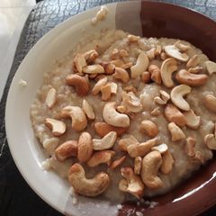 A picture of Quaker oat with cashew nuts.