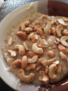 A picture of Quaker oat with cashew nuts.