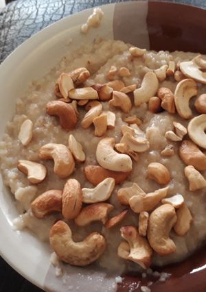 A picture of Quaker oat with cashew nuts.