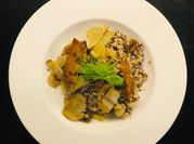 Una foto di insalata di quinoa