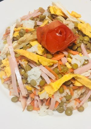 Una foto de Ensalada con Pechuga de Pavo, lentenjas, arroz!🍚🍽👌