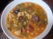 Una foto de alubias blancas con chorizo beicon