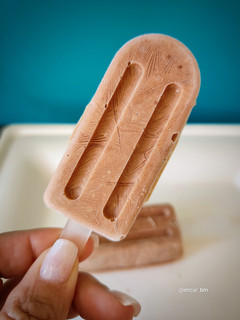 Una foto de Helado de yogur griego con chocolate