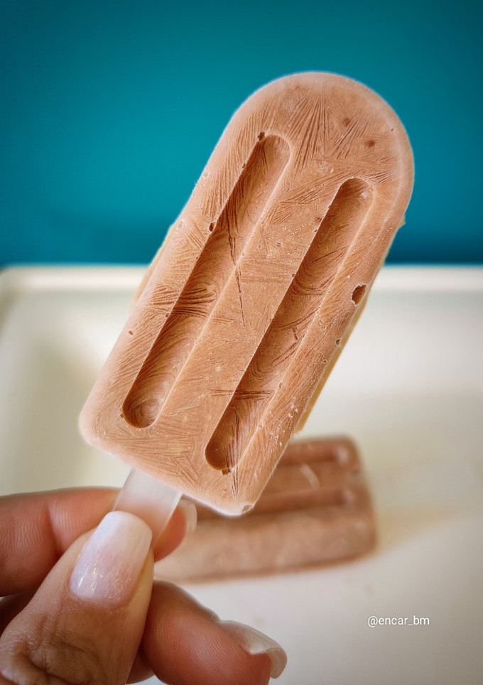Una foto de Helado de yogur griego con chocolate