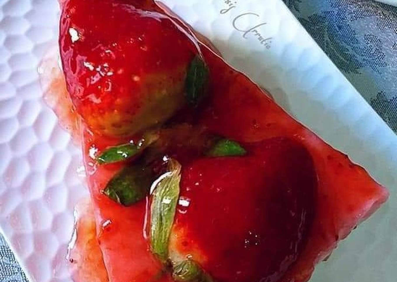 Tarta de fresas con dos tipos de quesos y fresones glaseados