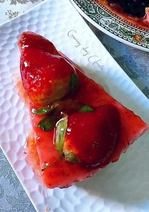 Una foto de Tarta de fresas con dos tipos de quesos y fresones glaseados