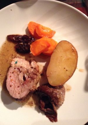 Una foto de Lomo de cerdo, ciruelas, tocino y algo más