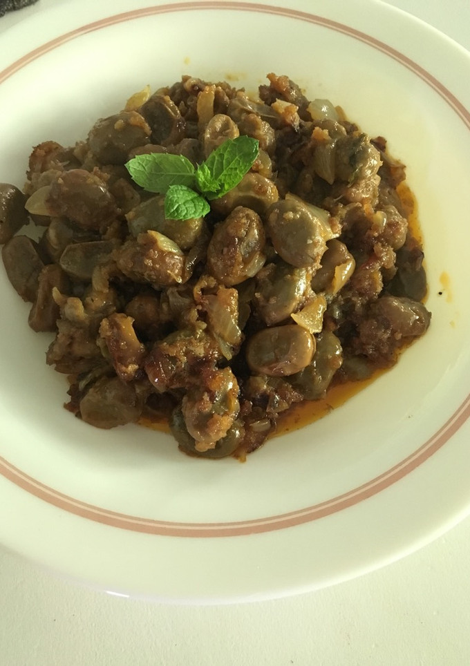 Una foto de Habas encebolladas