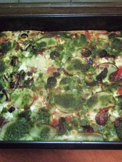 Φωτογραφία της συνταγής Pizza με πατάτες, λουκάνικο και pesto βασιλικού