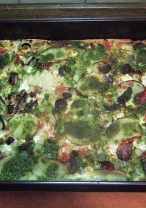 Φωτογραφία της συνταγής Pizza με πατάτες, λουκάνικο και pesto βασιλικού