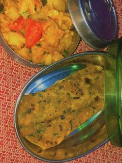 मेथी के थेपले और आलू की सूखी सब्जी (सुकी भाजी) रेसिपी मुख्य फोटो