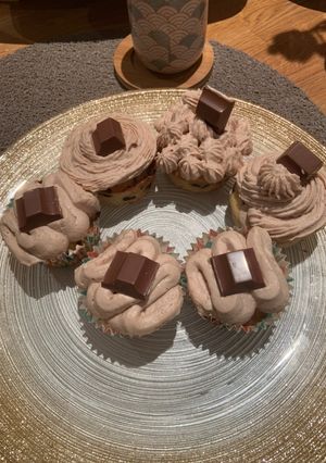 Une photo de Muffins aux pépites et chantilly au kinder maxi