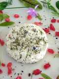 Petit fromage de chèvre frais parfumé à la l'hysope