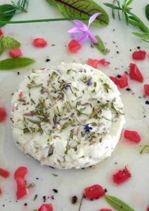 Une photo de Petit fromage de chèvre frais parfumé à la l'hysope