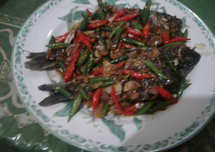 Proses Membuat Ikan mas tauco pedas manis Lezat
