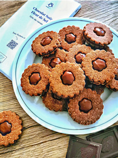 A picture of Sablés chocolat noir fleur de sel #chocomie by Maggy.