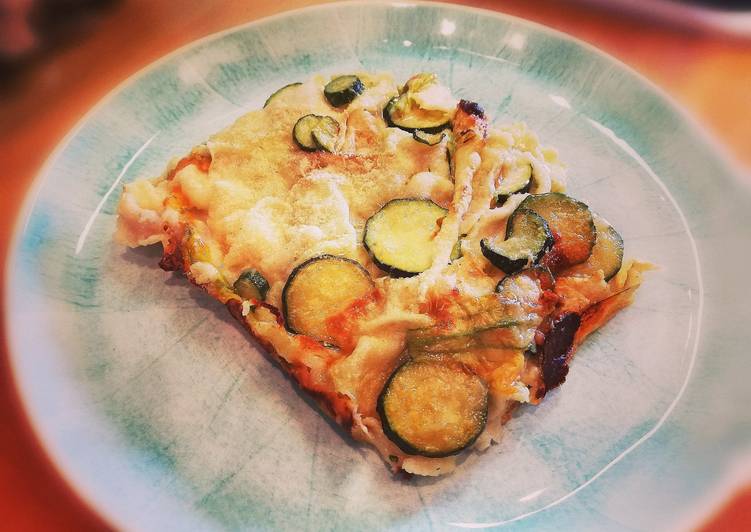 Lasagnetta di pane carasau con fiori di zucca, zucchine e mozzarella