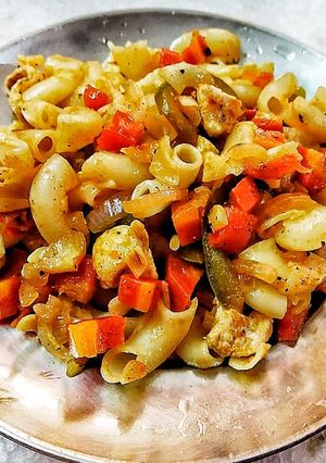 চিকেন ভেজিস পাস্তা (Chicken Veggies Pasta recipe in Bengali) রেসিপির প্রধান ছবি