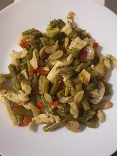 Una foto de Pollo con verduras..😊