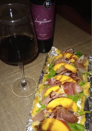 Una foto de Tarta fría agridulce con jamón crudo y masa de queso