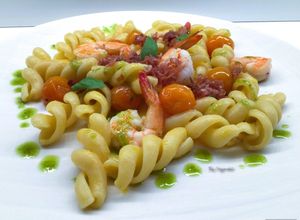 Foto di Fusilloni con mazzancolle, datterini gialli, pesto di basilico e San Daniele croccante