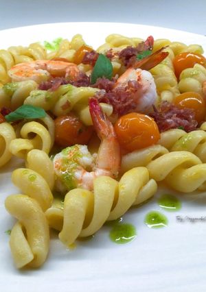 Foto di Fusilloni con mazzancolle, datterini gialli, pesto di basilico e San Daniele croccante
