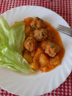 Paprikás krumpli, húsgombócokkal recept fotója
