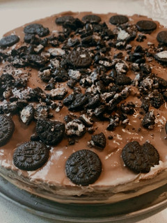 Una foto de Tarta de galletas con natillas y natillas de chocolate 🍫