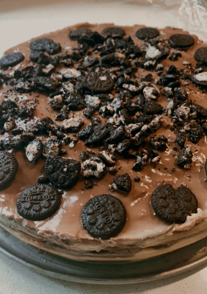 Una foto de Tarta de galletas con natillas y natillas de chocolate 🍫
