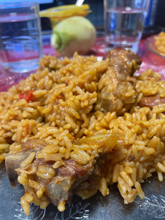 Una foto de Arroz con costillas en olla gm