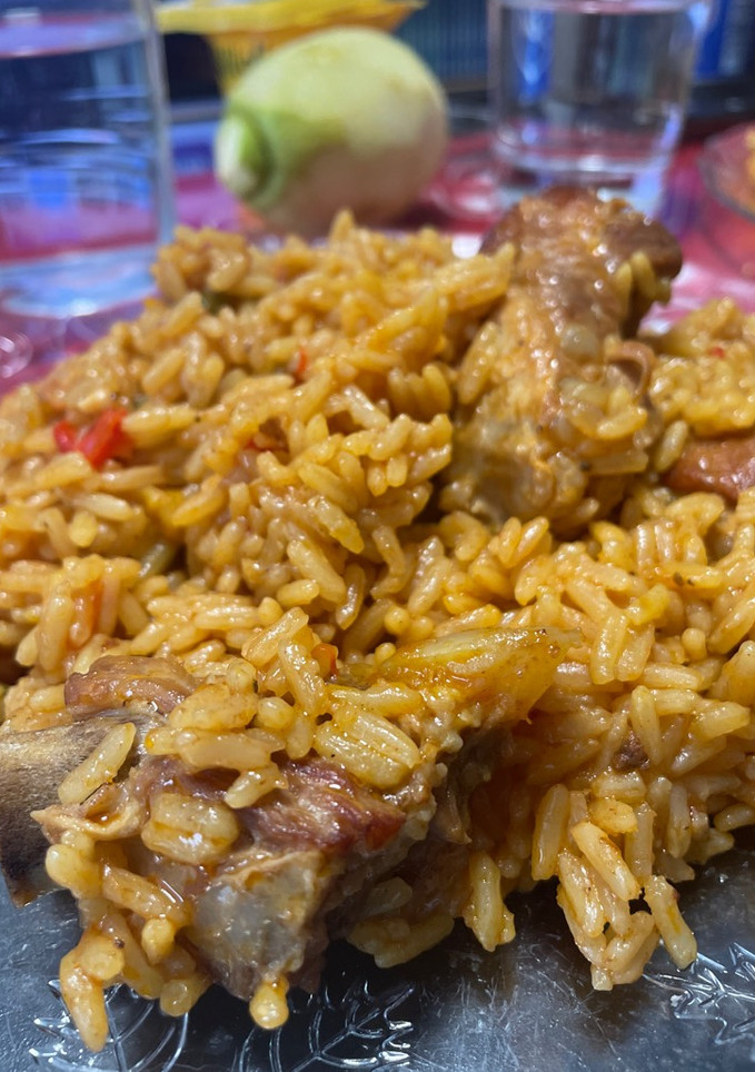 Una foto de Arroz con costillas en olla gm