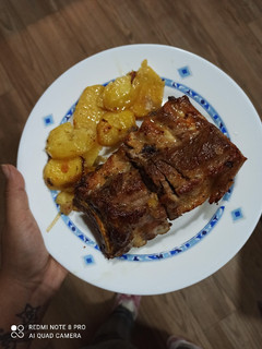 Una foto de Costilla con patatas al horno
